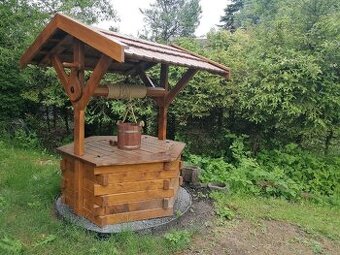 Zahradní dřevěná studna-rumpál