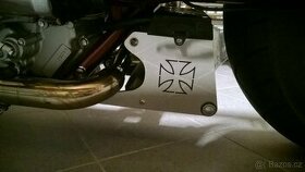 Kryty držáku baterie na Suzuki Intruder VS1400