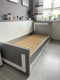 Postel s úložným prostorem
