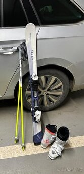 Set: Dětské lyže L117, lyžáky 22.5 a nastavitelné hůlky