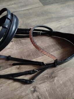 Uzdečka se zdobenou čelenkou