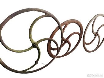 hledám stará litinová kola se srpovými paprsky