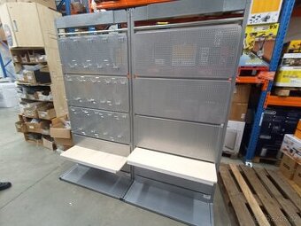 Kovový přístěnný regál