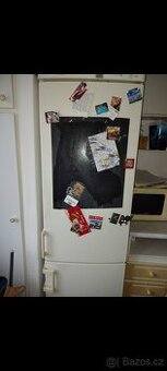 Funkční stará lednice