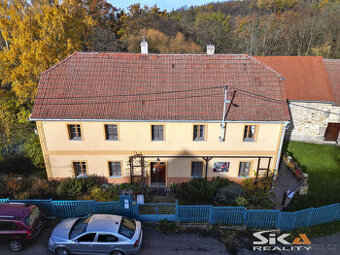 Prodej zavedeného penzionu s kavárnou a stodolami, 1.893 m2