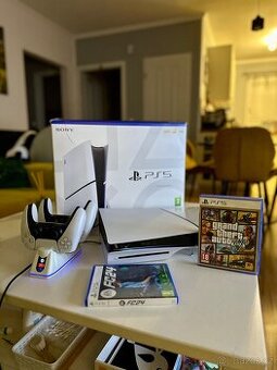 PS5 slim 1TB, dva ovladače, hry