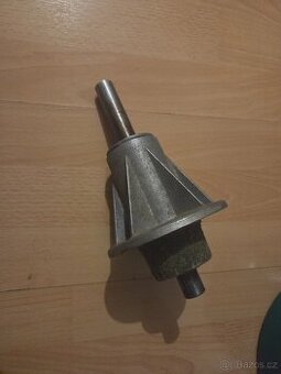 Domek s hřídelí - příruba sestava