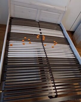 Kompletní ložnice z masivního dřeva bílá s komodou