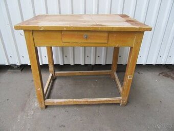 Nabízím staročeský stul z měkkého dřeva. Na renovaci.  Stopy