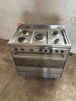 Velký plynový sporák s elektrickou troubou