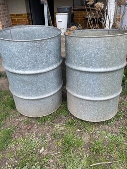 Zdarma k odvozu – 2 velké kovové sudy 200 l