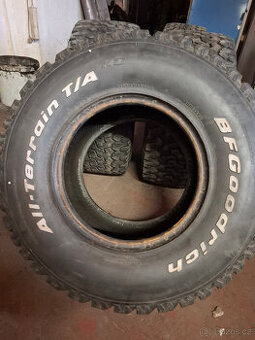 jeep wrangler prodam pneu 325/60/15 M+S