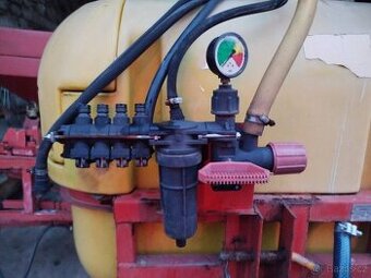 Nesený postřikovač