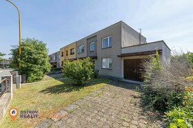 Prodej ŘRD (131,5 m²) se 2 garážemi a zahradou (755 m²) ve v - 1