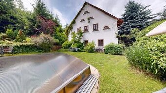 Velkorysé hospodářské stavení v překrásné přírodě