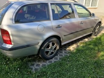 oktavia 1.9 tdi,81kw,r.v.2000,stk 7/26 číst celé