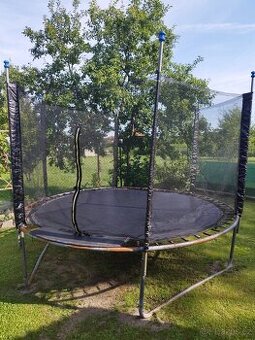 Trampolína 305