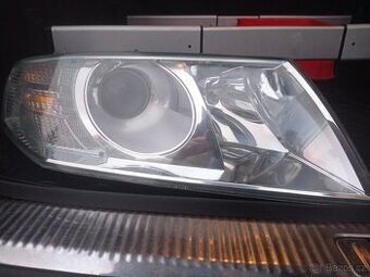Xenonové světlomety Škoda Octavia II před fl. Originální.
