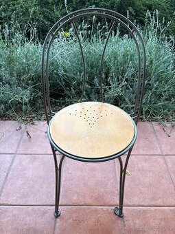 6× kovové židle s dřevěným sedákem – komplet sada