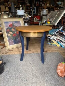 Kulatý stolek renovovaný s mosazi