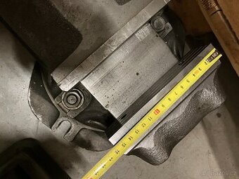 Strojní svěrák pod vrtačku 160mm