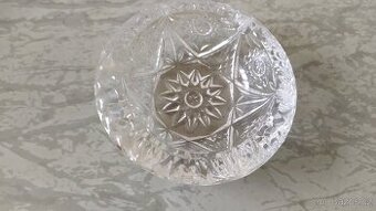 skleněný broušený popelník