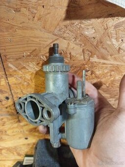 Karburátor a kryt karburátoru Jawa