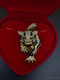 Pozlacený krásný přívěšek panter se zelenýma očima