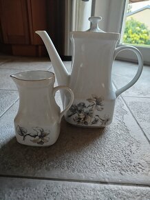 Porcelánové soupravy, hrnečky s husou...