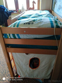 Dětská patrová postel se skluzavkou