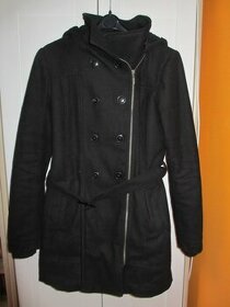 Černý zimní kabátek s kapucí