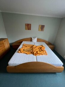 Manželská postel vč.matrací s postranními skříňkami