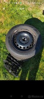Prodám 4x 15" zimní pneu s disky + poklice (185/65R15)