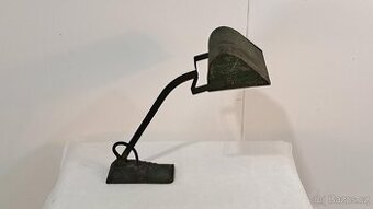 Kovová stolní lampa.