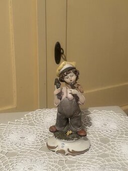 Vintage CAPODIMONTE Porcelánová Figurka – „Mechanik“ –