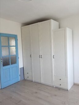 Prodám prostornou a bytelnou šatní skříň IKEA