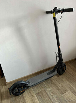 Elektrokoloběžka Xiaomi Electric Scooter Mi Essential