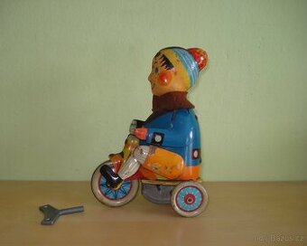 Kluk na tříkolce
