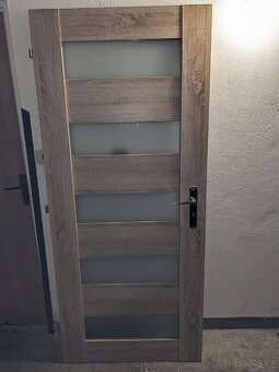 Dřevěné dveře včetně kování (levé)
