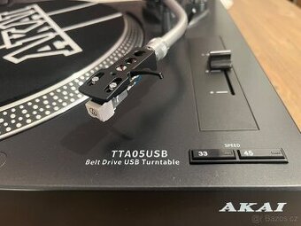 Gramofon AKAI
