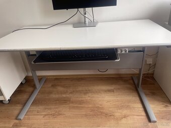 Pracovní stůl bílý a stříbrný