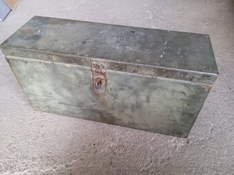 Zetor 2011,3011,4011-kastlík na nářadí.