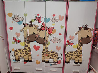 Nábytek do dětského holčičího pokoje s motivem zamilovaných