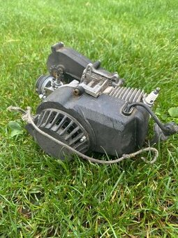 Motor včetně převodovky