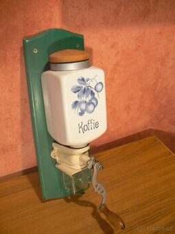 mlýnek na kávu třešně