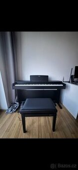 Digitální piano, stolička a studiové sluchátka