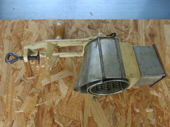 Mlýnek na strouhanku, ořechy a sýr