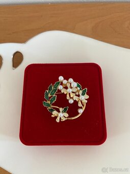 LUXUSNÍ NOVÁ BROŽ S PERLIČKAMI