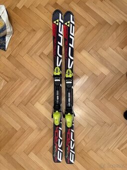 Juniorské lyže Fischer 130 s vázáním