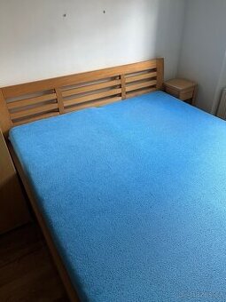 Dvoulůžková masivní postel + lamelové rošty